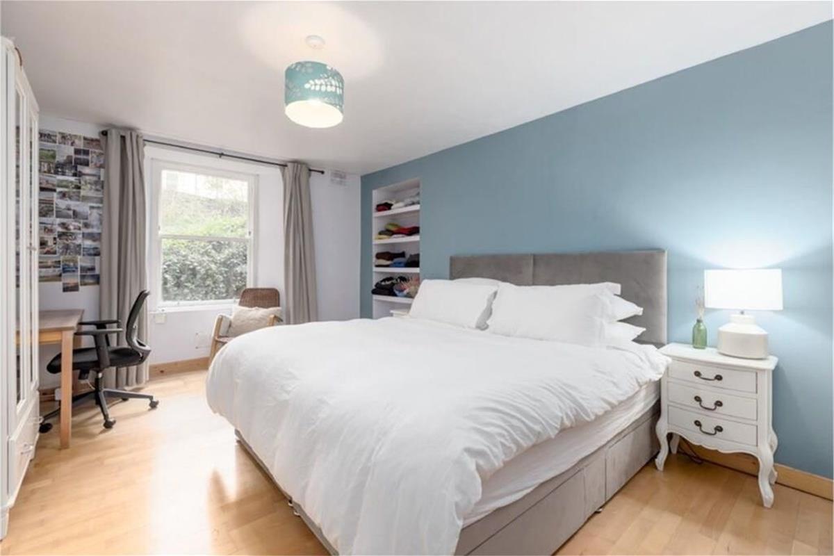 Garden flat for sale in Newington