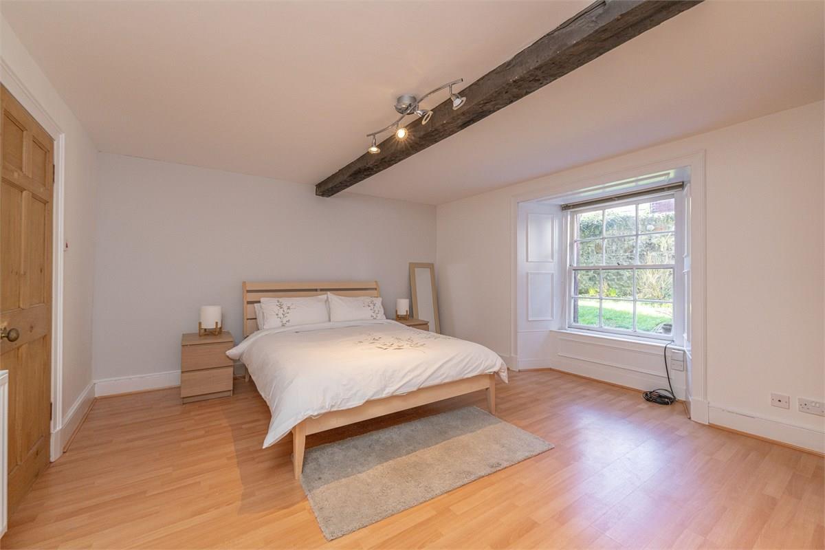 Garden flat for sale in Stockbridge