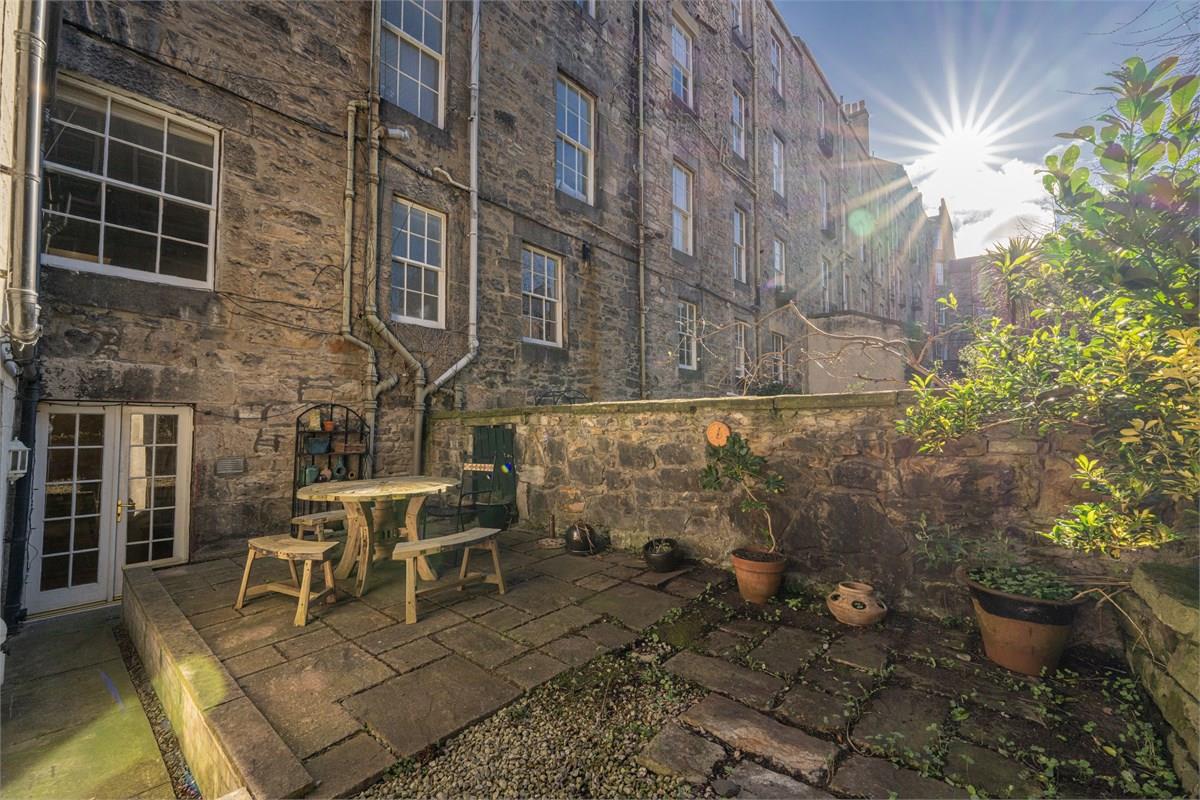 Garden flat for sale in Stockbridge